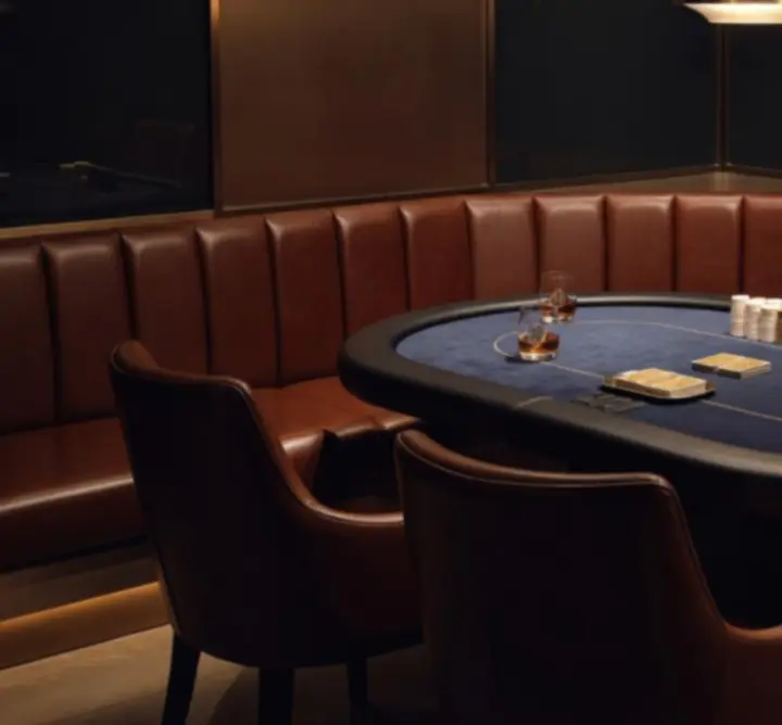 Privát, elegáns TimeFix pókerasztal gyertyafényes, exkluzív hangulatú lounge térben.